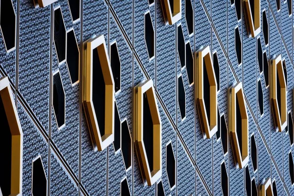 イギリスのワリントンに六角形のモダンな建物のデザインの低角度ショット — ストック写真