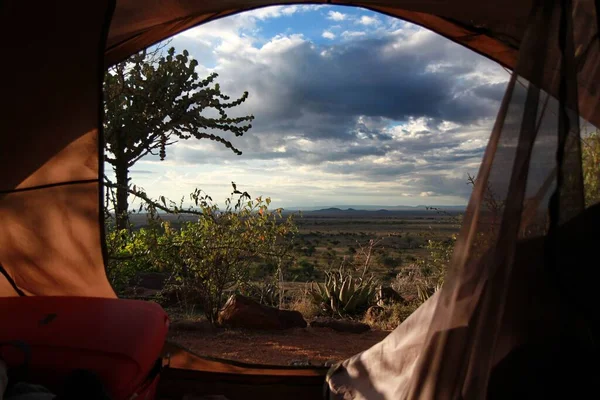 晴れた日のテントからの風景への美しい景色 — ストック写真