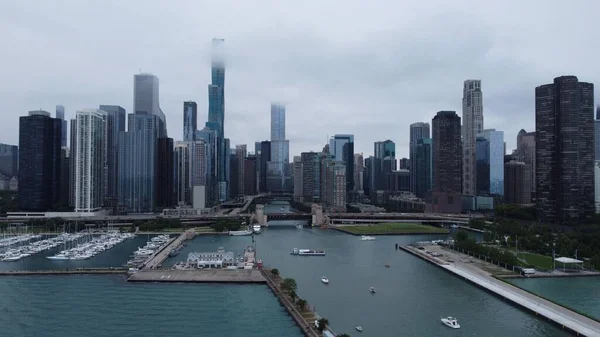 Krásný Záběr Mrakodrapů Proti Dusable Harboru Illinois Mlhavého Dne — Stock fotografie