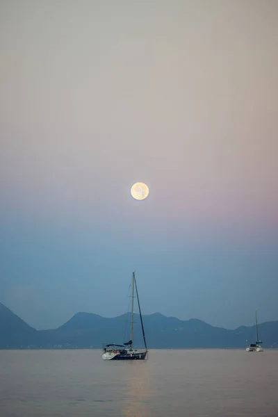 Perfecta Alineación Entre Barco Luna Bajando — Foto de Stock