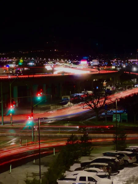 Una Toma Vertical Larga Exposición Senderos Luz Carretera Por Noche —  Fotos de Stock