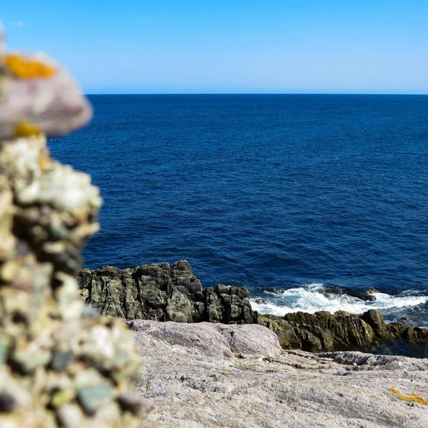 Ein Sonniger Tag Der Felsigen Küste Des Atlantiks — Stockfoto