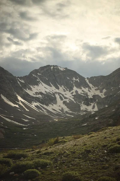 雪の山の垂直ショット — ストック写真