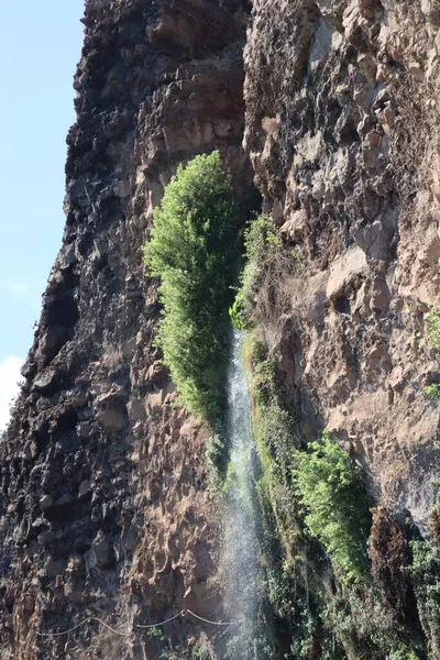 Вертикальный Снимок Водного Потока Скалистом Холме — стоковое фото