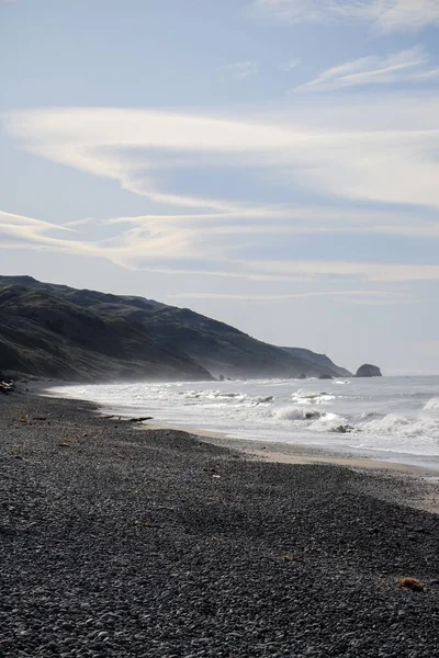 Eine Vertikale Aufnahme Der Küste Mit Wellen — Stockfoto