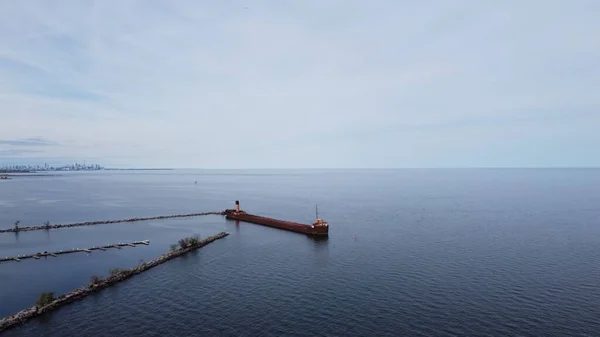 在平静的大海中俯瞰一艘长船的美丽航景 — 图库照片