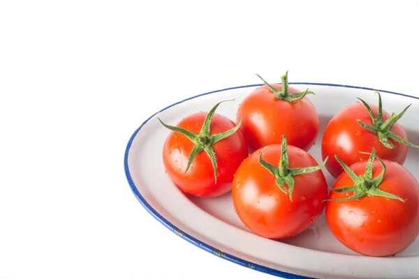 Świeże Soczyste Pomidory Talerzu Wyizolowanym Białym Tle — Zdjęcie stockowe