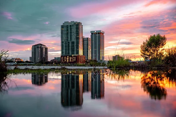 Beautiful Shot Skyscrapers Reflecting Lake Pink Sunset — Stock Photo, Image