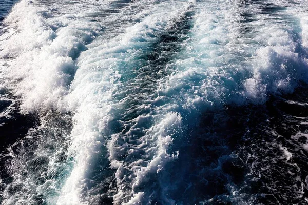Denizin Beyaz Büyüleyici Dalgalarının Yakın Çekimi — Stok fotoğraf
