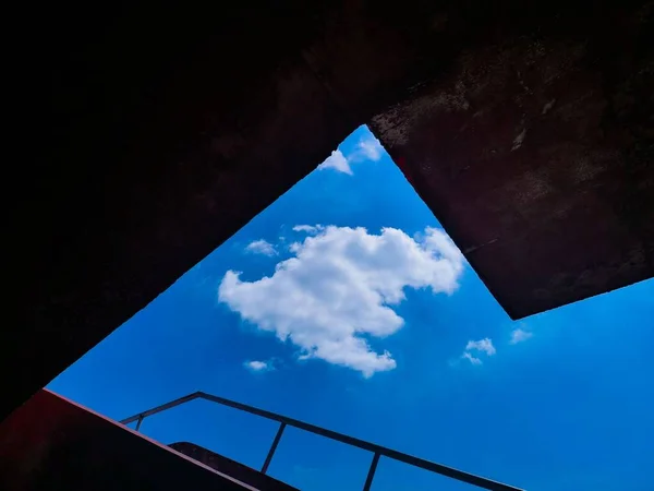 Низький Кут Хмар Небі Сходах Будівлі — стокове фото