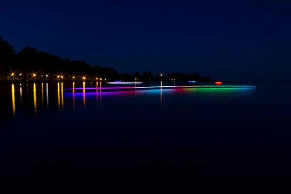 Vacker Långvarig Bild Båt Med Rgb Lysdioder Sin Sida Natten — Stockfoto