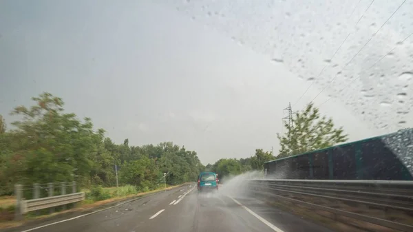 雨の日の車内からの眺め道路上での雨 — ストック写真