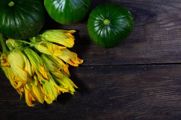 Abobrinha Tronco Verde Para Cozinhar Flores Madeira Rústica — Fotografia de Stock