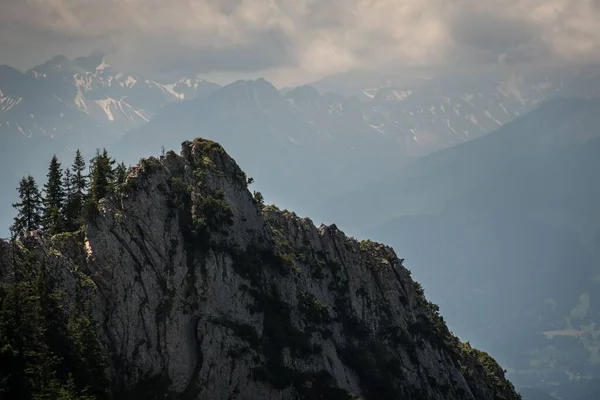 Piek Van Steile Rotsachtige Berg Met Silhouetten Van Snowcap Bergen — Stockfoto