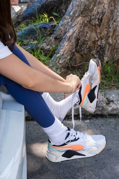 Μια Κάθετη Φωτογραφία Μιας Νεαρής Γυναίκας Φοράει Λαμπερά Αθλητικά Παπούτσια — Φωτογραφία Αρχείου