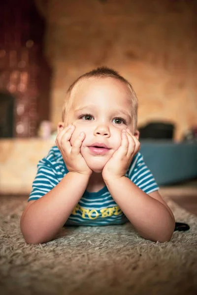 Een Blanke Jongen Rust Zijn Kin Handen Terwijl Hij Zijn — Stockfoto