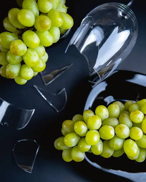 Vertical Shot Broken Wine Cup Surrounded Green Grapes Black Background — Stock Photo, Image