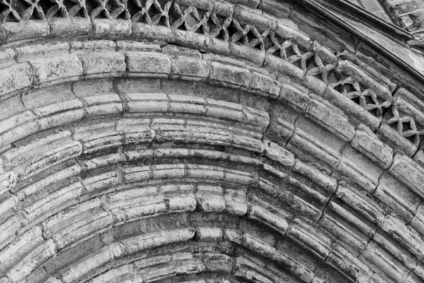 教堂拱门细节的特写灰度镜头 — 图库照片