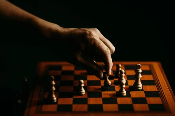 暗い部屋で一人でチェスをする人 — ストック写真