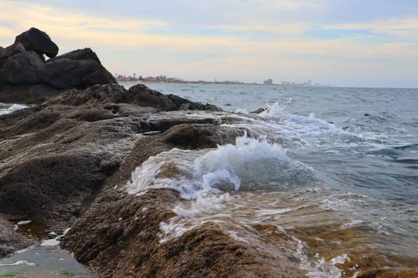 Tiro Perto Ondas Oceano Atingindo Uma Costa Rochosa — Fotografia de Stock
