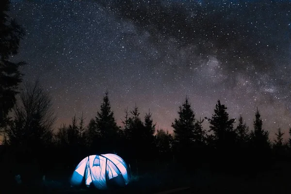 Bir çadır ve yıldızlı gökyüzü ile güzel Samanyolu