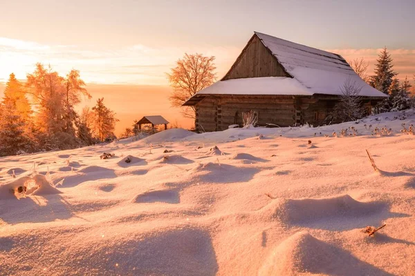 Een Houten Landhuis Bedekt Met Sneeuw Tijdens Zonsondergang Winter — Stockfoto