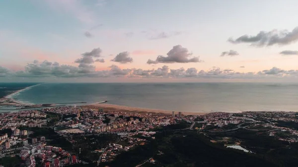 Una Splendida Vista Una Città Con Mare Sotto Cielo Azzurro — Foto Stock