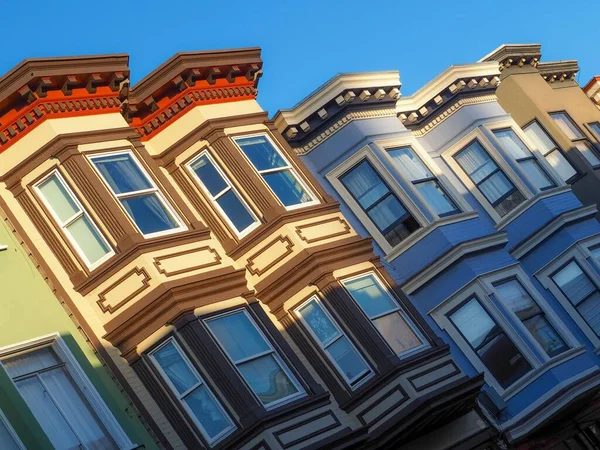 サンフランシスコのビクトリア朝様式の美しいカラフルな建物は日光に覆われています — ストック写真