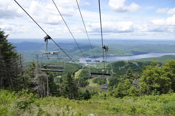 Panoramatický Výhled Město Mont Tremblant Lanovkami Jezerem Pozadí Slunečného Dne — Stock fotografie