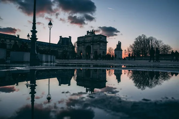 Ângulo Baixo Arco Triunfo Paris França Tirado Acúmulo Água Chuva — Fotografia de Stock