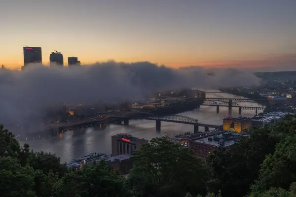 Beau Cliché Nuages Recouvrant Des Ponts Dessus Une Rivière Coucher — Photo