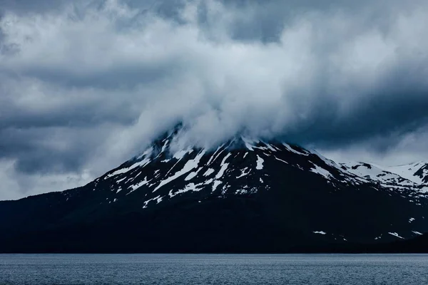 알류샨 열도에 산맥중 하나인 눈덮인 칼라일 — 스톡 사진