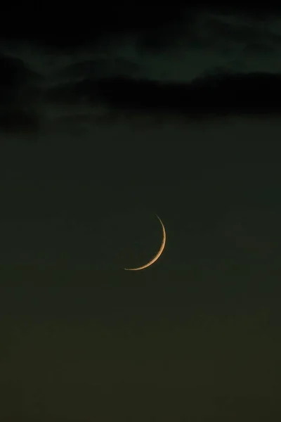 Eine Vertikale Aufnahme Der Hellen Mondsichel Nachthimmel Ideal Für Eine — Stockfoto