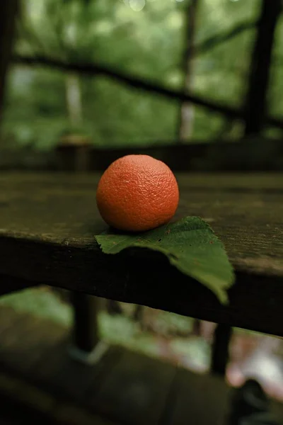 Een Verticaal Shot Van Een Sinaasappel Een Groen Blad Een — Stockfoto