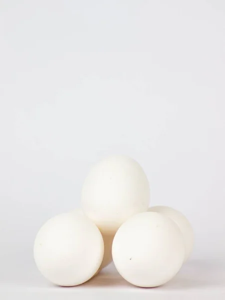白い背景に隔離された卵の垂直ショット — ストック写真