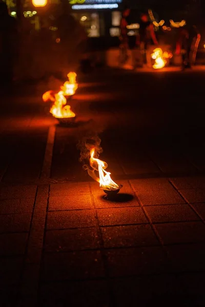 Eine Vertikale Aufnahme Einer Feuerkunstshow Der Nacht — Stockfoto