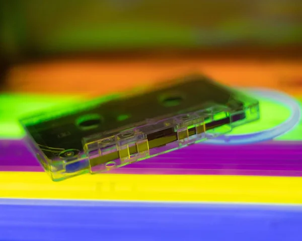 Ein Kassettenband Auf Einer Beleuchteten Bunten Oberfläche — Stockfoto