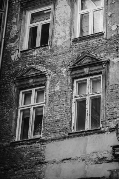 Grayscale Ancient Weathered Building Old Windows — Stock Photo, Image