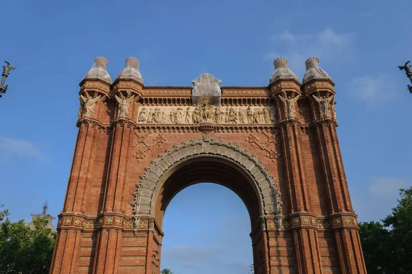 Tiro Vertical Arco Triunfo Barcelona Espanha Com Belo Céu Azul — Fotografia de Stock