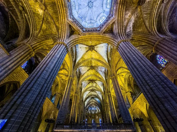 バルセロナ大聖堂の天井の美しいショット — ストック写真