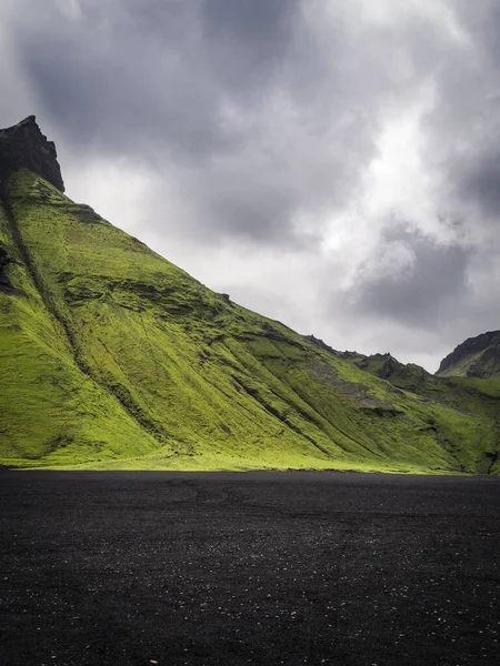 Amazing View Green Mountains Black Sand Cloudy Sky — Stock Photo, Image