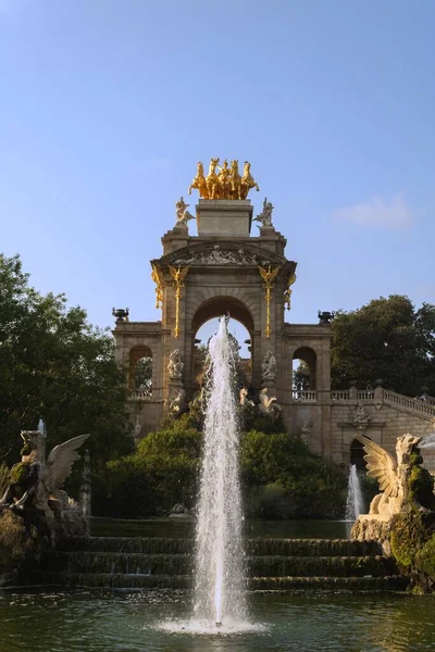 Fotografía Vertical Edificio Histórico Frente Una Fuente Parque Ciutadella Barcelona — Foto de Stock