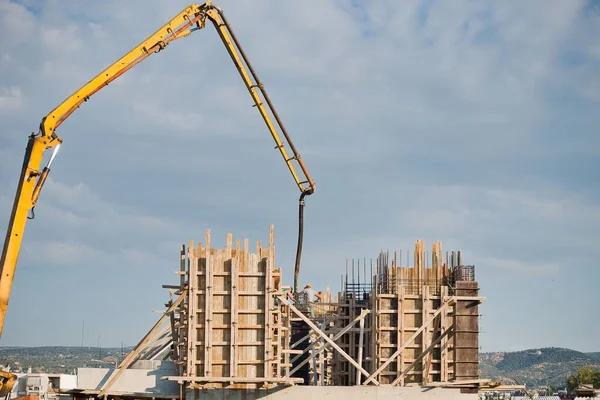 建設現場や重労働の建設労働者とのアパート建設 — ストック写真