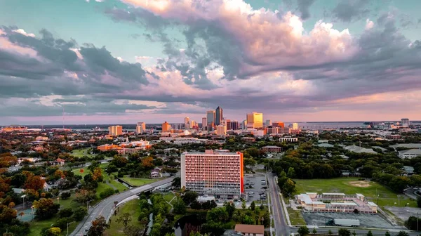 Los Hermosos Edificios Paisaje Urbano Bajo Cielo Nublado Atardecer — Foto de Stock