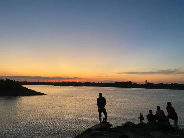 Las Siluetas Las Personas Disfrutando Vista Lago Atardecer — Foto de Stock