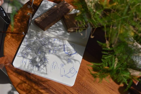 Een Close Van Een Schetsboek Een Houten Tafel Concept Van — Stockfoto