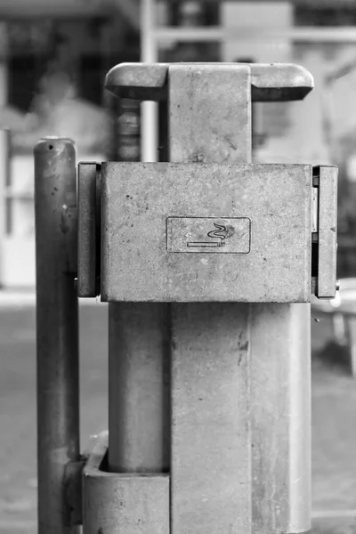 Graustufenschuss Eines Mülleimers Mit Zigarettensymbol Der Stadt — Stockfoto