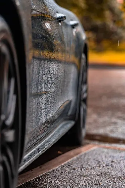 Egy Függőleges Lövés Egy Fekete Autó Oldalán Esőcseppekkel — Stock Fotó