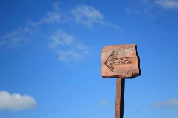 Closeup Arrow Sign Showing Left Wooden Post Blue Sky Direction — Stock Photo, Image