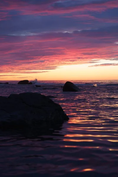 Vertical Shot Colorful Sunset Sky Seascape Calm Sea Washing Rocks — Stock Photo, Image